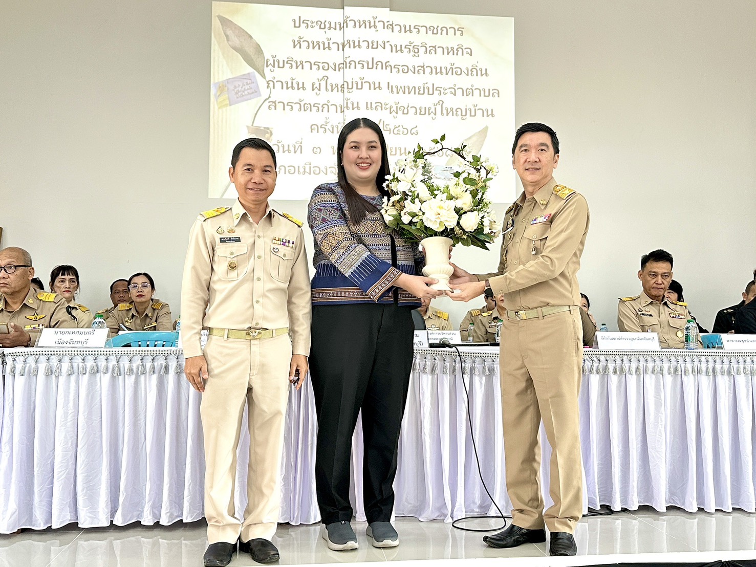 พช.เมืองจันทบุรี ร่วมมอบดอกไม้แสดงความยินดีกับ ผู้ประกอบการ OTOP เนื่องในโอกาสได้รับรางวัล YOUNG OTOP