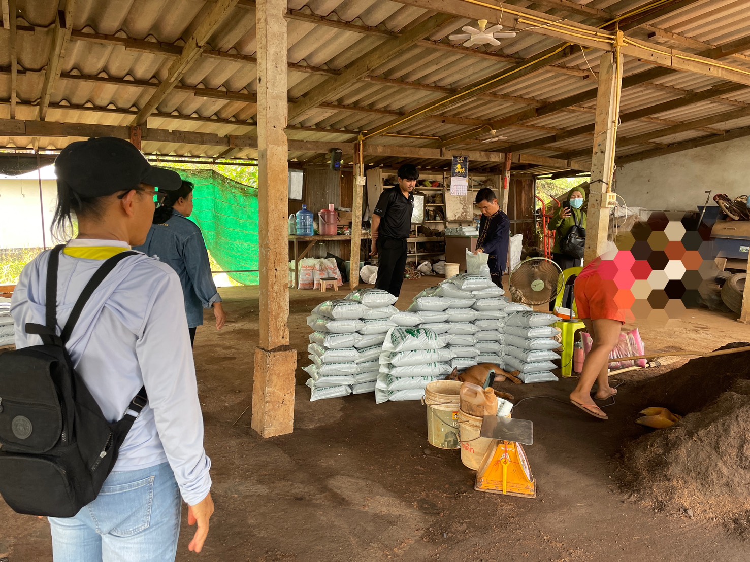 พช.เมืองจันทบุรี ลงพื้นที่ติดตามลูกหนี้กองทุนพัฒนาบทบาทสตรี ตำบลเกาะขวาง