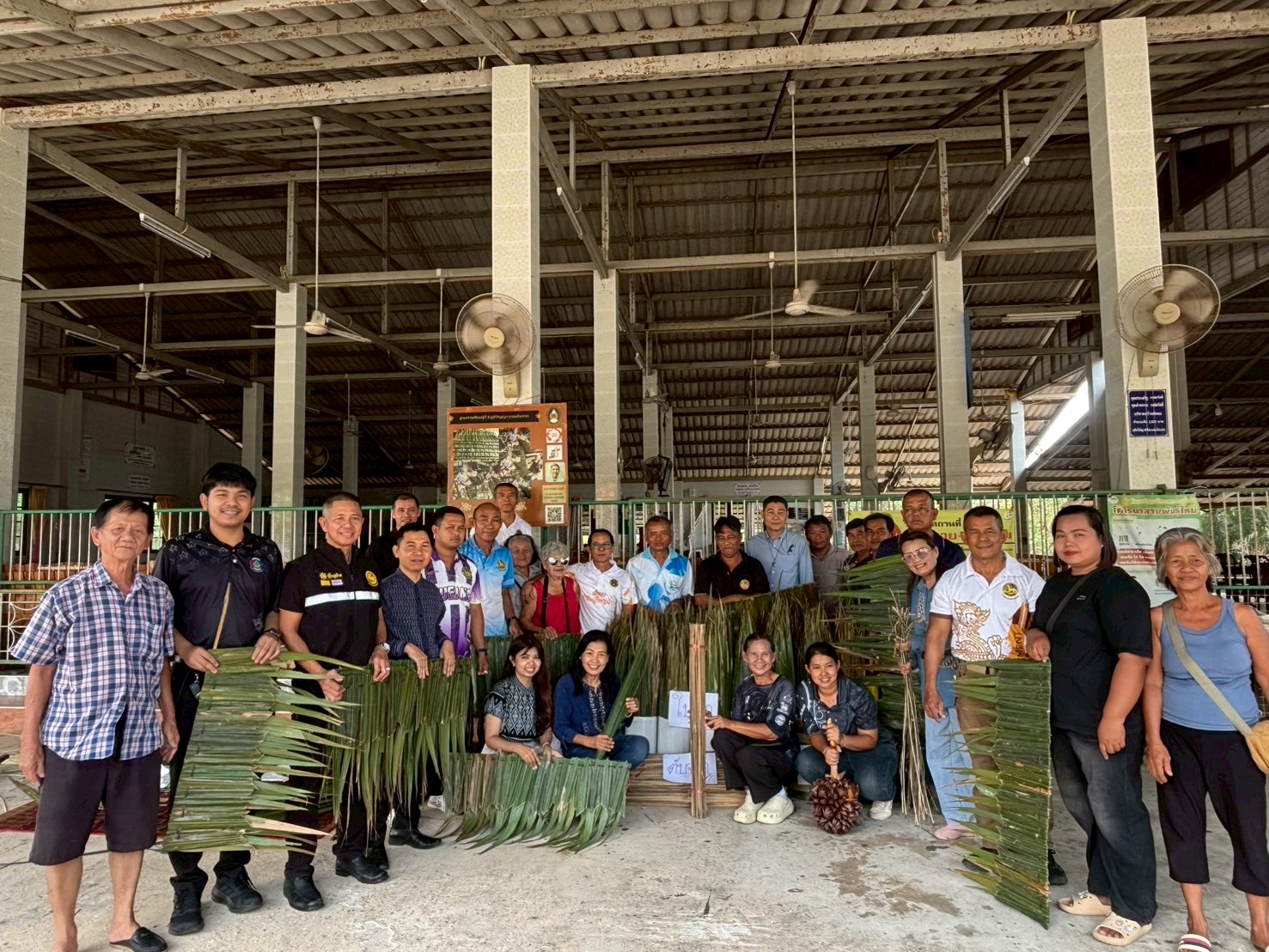 พช.เมืองจันทบุรี ดำเนินโครงการส่งเสริมอาชีพผลิตภัณฑ์จากต้นจาก ภายใต้โครงการสร้างเครือข่ายผู้นำการเปลี่ยนแปลงเพื่อขับเคลื่อนตำบลเข้มแข็ง (ระดับตำบล)