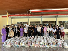 พช.เมืองจันทบุรี จัดกิจกรรม "โครงการคนเมืองจันท์นุ่งผ้าไทยใส่บาตร เติมเต็มโอกาสให้ผู้ยากไร้"