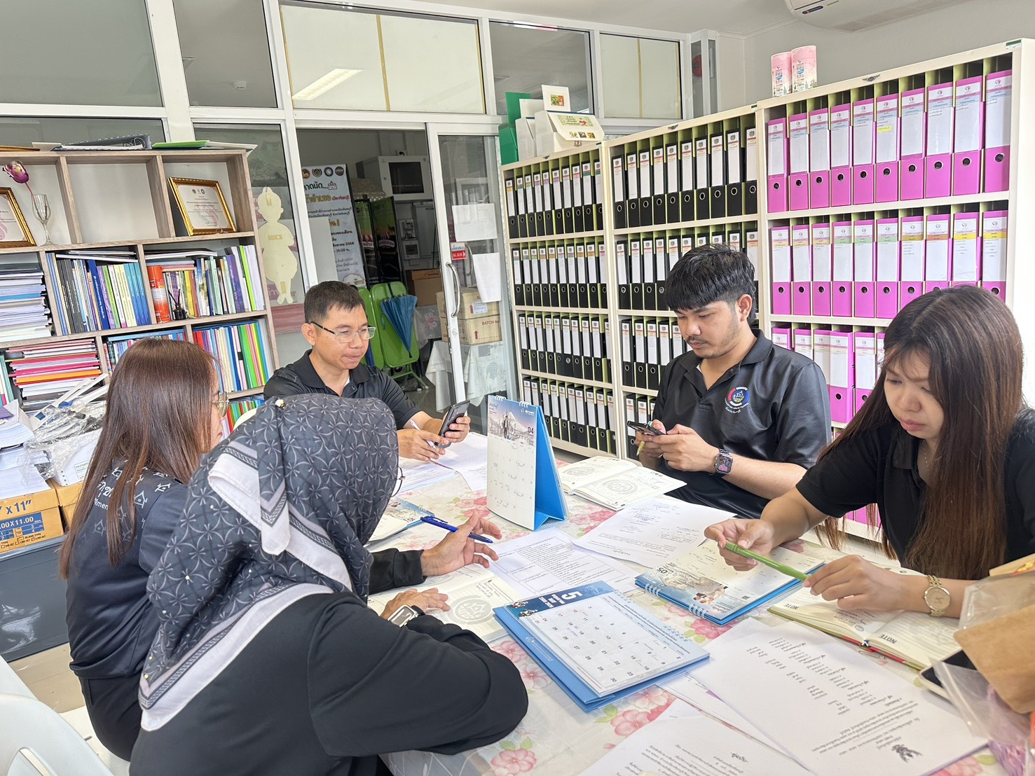 พช.เมืองจันทบุรี ประชุมสำนักงานเพื่อวางแผนการปฏิบัติงานและขับเคลื่อนงานตามภารกิจกรมการพัฒนาชุมชน ประจำเดือนพฤษภาคม 2569 