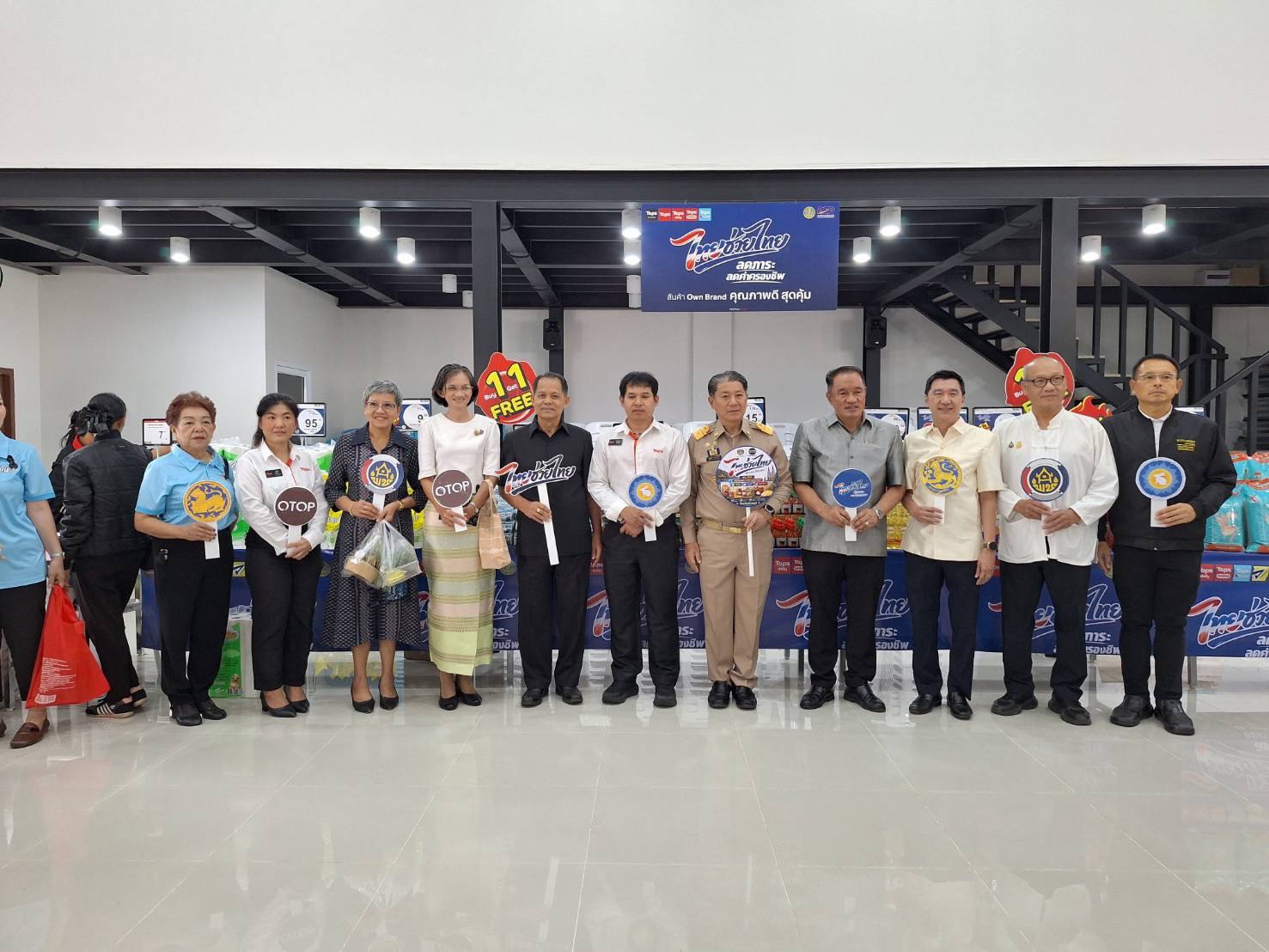 พช.เมืองจันทบุรี ขานรับนโยบาย "ไทยช่วยไทย" ยกทัพสินค้า OTOP สินค้าชุมชน ร่วม Kick-off ลดค่าครองชีพประชาชน ช่วยชุมชน