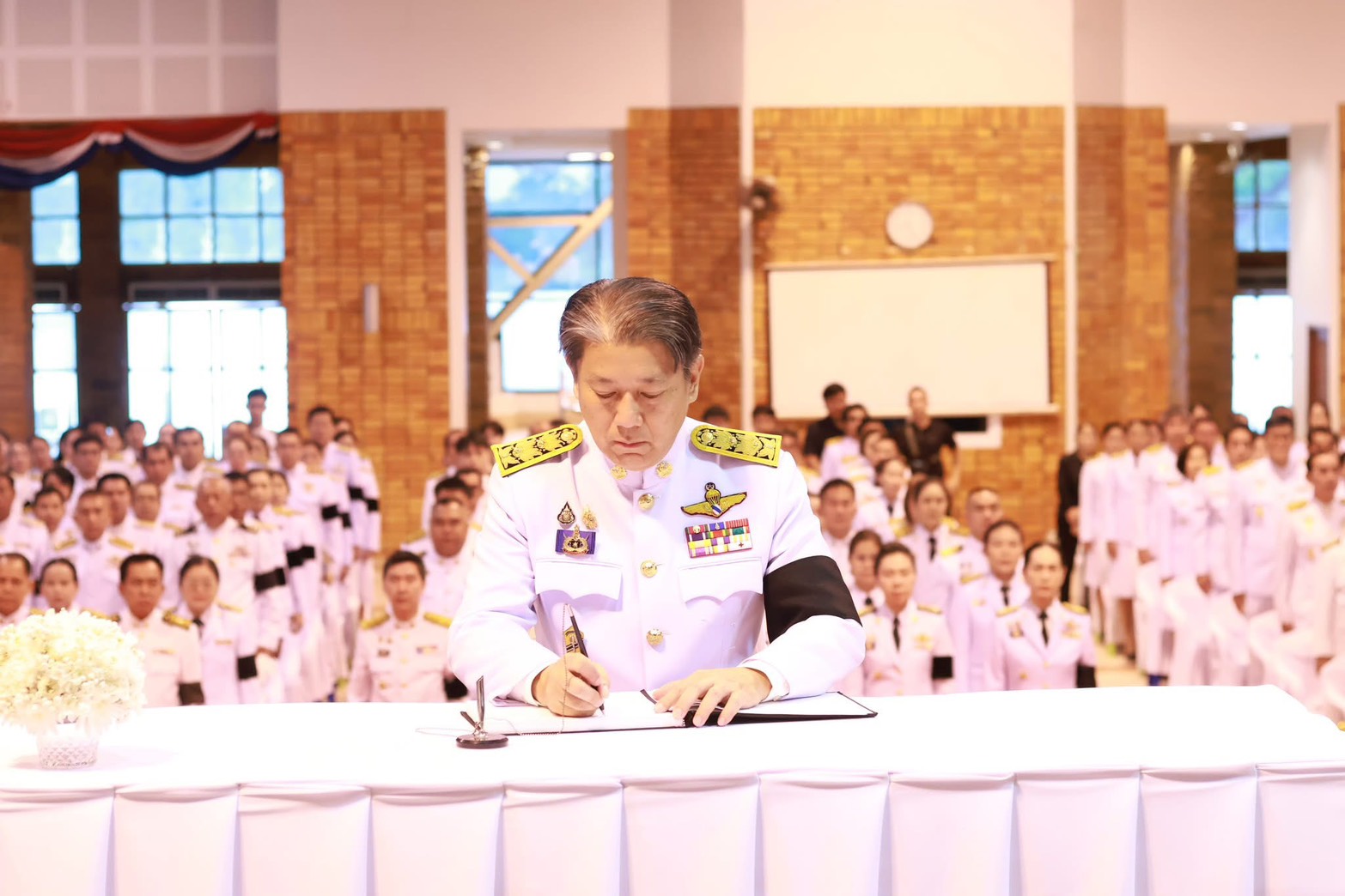 พช.เมืองจันทบุรี ร่วมลงนามแสดงความไว้อาลัยและถวายน้ำสรงพระบรมศพ เบื้องหน้าพระรูปสมเด็จพระเจ้าลูกเธอ เจ้าฟ้าพัชรกิติยาภา นเรนทิราเทพยวดี กรมหลวงราชสาริณีสิริพัชร มหาวัชรราชธิดา
