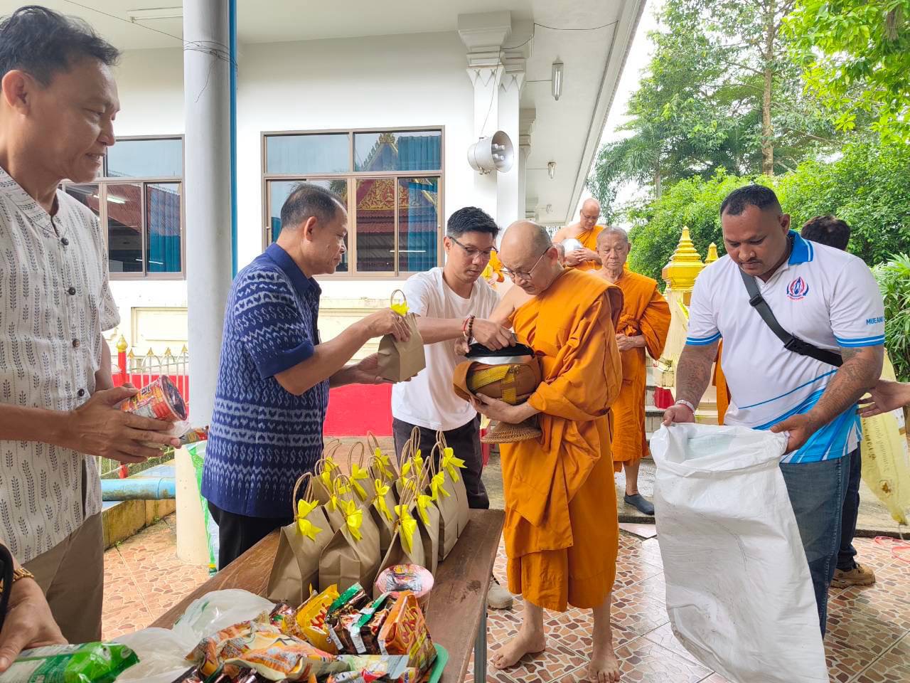 พช.เมืองจันทบุรี จัดกิจกรรม "โครงการคนเมืองจันท์นุ่งผ้าไทยใส่บาตร เติมเต็มโอกาสให้ผู้ยากไร้"