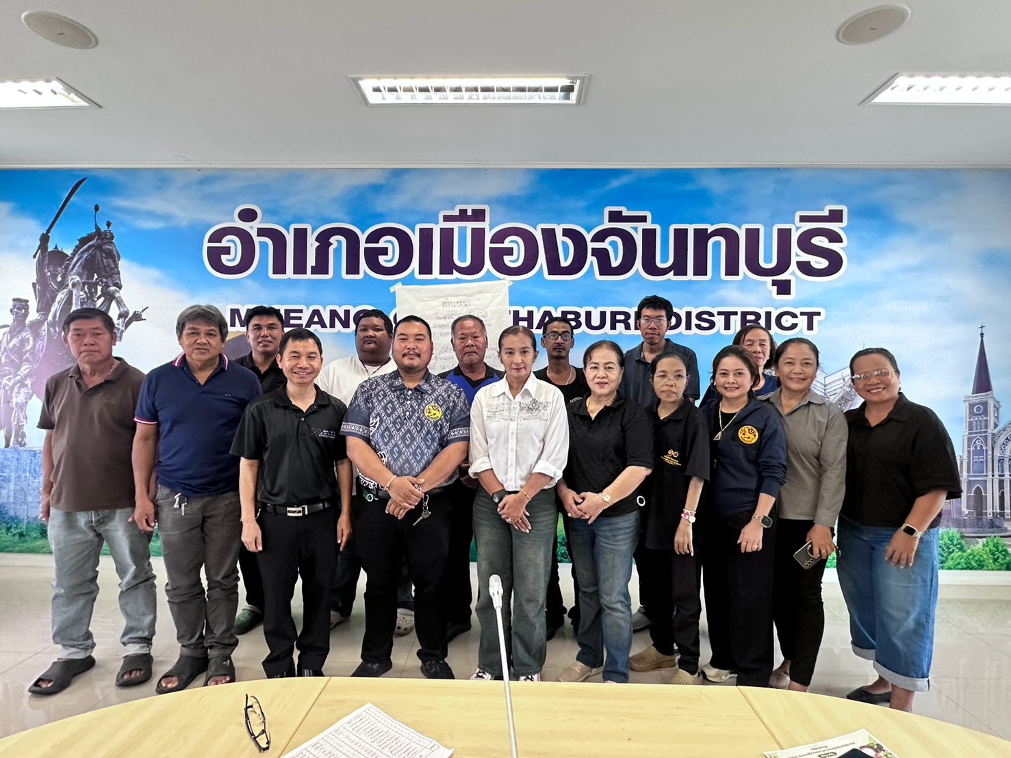สพอ. เมืองจันทบุรี ประชุมคัดเลือกคณะกรรมการชมรมอาสาพัฒนาชุมชน (ผู้นำ อช.) ระดับอำเภอ