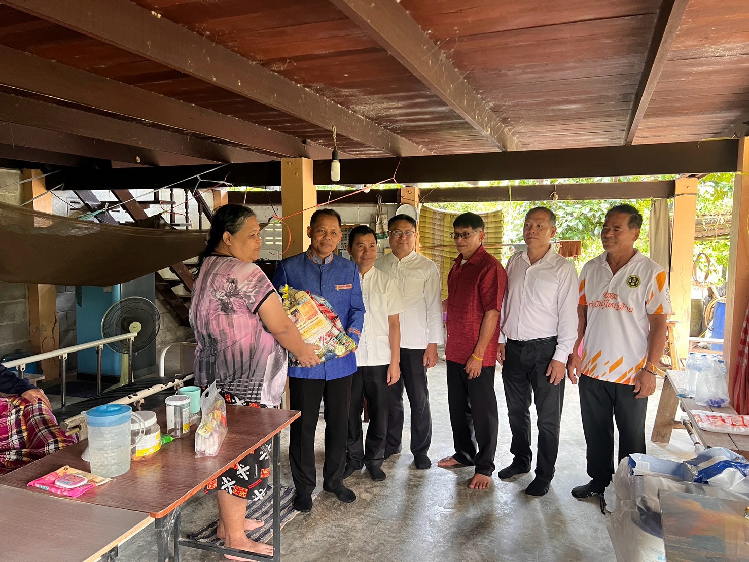 พช.เมืองจันทบุรี จัดกิจกรรม "โครงการคนเมืองจันท์นุ่งผ้าไทยใส่บาตร เติมเต็มโอกาสให้ผู้ยากไร้"