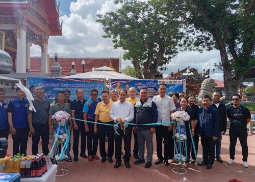 อำเภอเมืองจันทบุรี Kick - Off “ไทยช่วยไทย ลดภาระค่าครองชีพ” ปล่อยขบวนรถพุ่มพวงนำสินค้าราคายุติธรรมออกกระจายสู่ชุมชน เพื่อให้ประชาชน โดยเฉพาะพื้นที่ห่างไกล